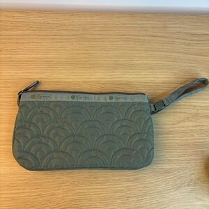 Lesportsac Quilted Wristlet in Sage